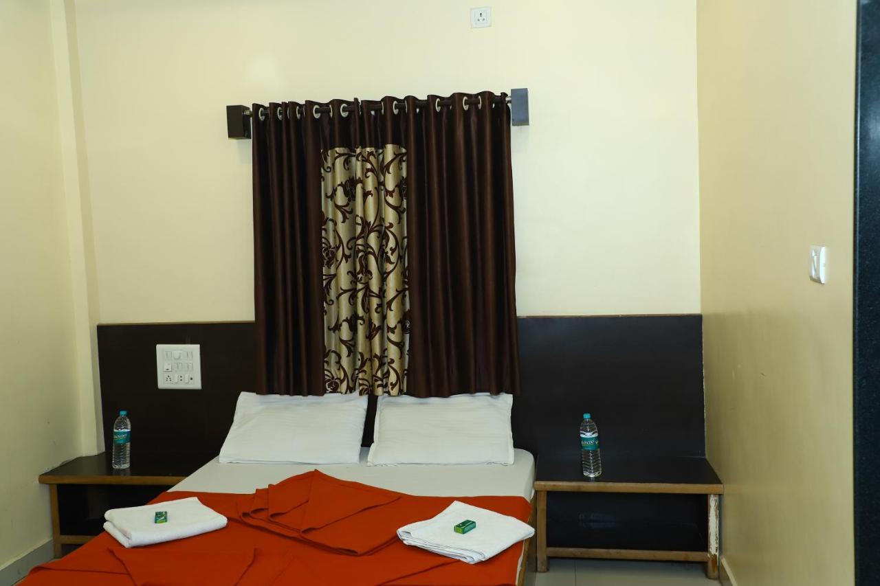 Sai Madhavi Palace Hotel Shirdi Exterior foto